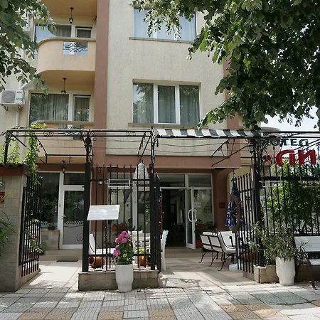 Хотел Lilia 2 Family Приморско